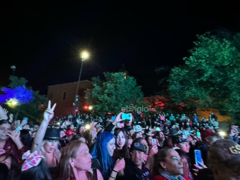 El concierto de la banda country Caballo Dorado cerró con todo el Festival Ricardo Castro 2024, no solo por poner a bailar a todos duranguenses, sino por lograr romper el récord del mayor número de personas bailando “Payaso de rodeo”.