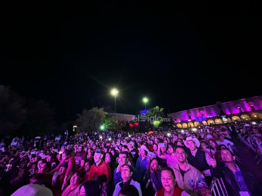 El concierto de la banda country Caballo Dorado cerró con todo el Festival Ricardo Castro 2024, no solo por poner a bailar a todos duranguenses, sino por lograr romper el récord del mayor número de personas bailando “Payaso de rodeo”.