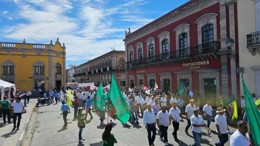 Realizan desfile para conmemorar el Día del Trabajo en Durango.