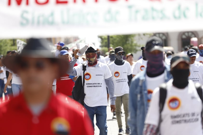 Realizan desfile para conmemorar el Día del Trabajo en Durango.