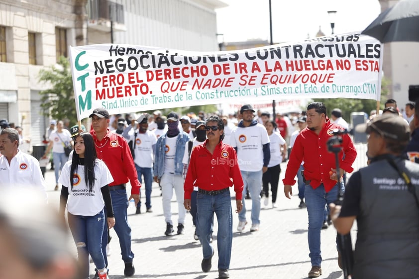 Realizan desfile para conmemorar el Día del Trabajo en Durango.