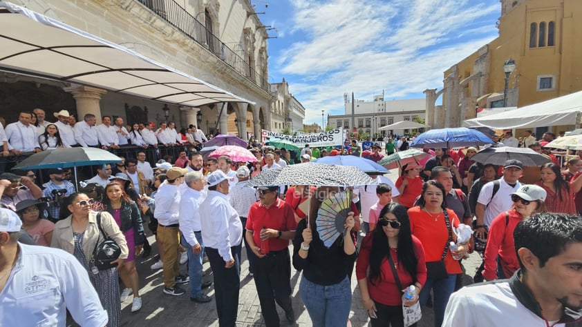 Realizan desfile para conmemorar el Día del Trabajo en Durango.