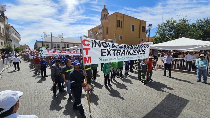 Realizan desfile para conmemorar el Día del Trabajo en Durango.