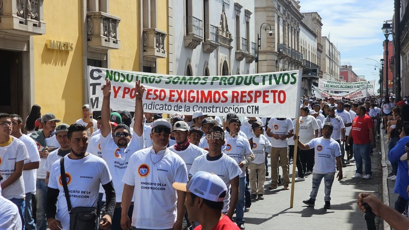 Realizan desfile para conmemorar el Día del Trabajo en Durango.