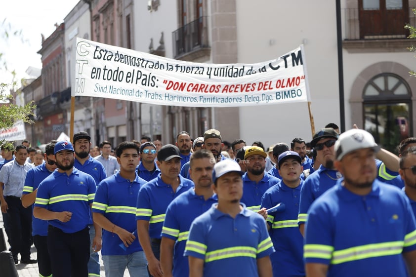 Realizan desfile para conmemorar el Día del Trabajo en Durango.