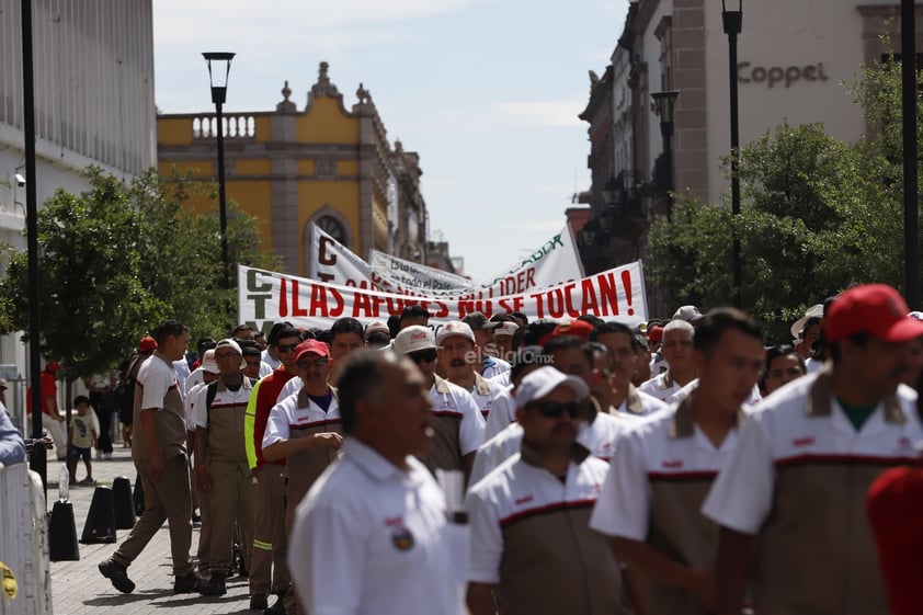 Realizan desfile para conmemorar el Día del Trabajo en Durango.