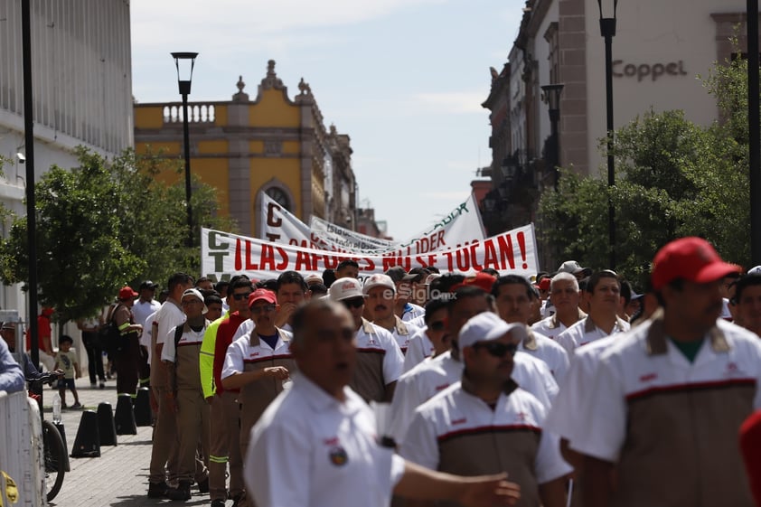 Realizan desfile para conmemorar el Día del Trabajo en Durango.