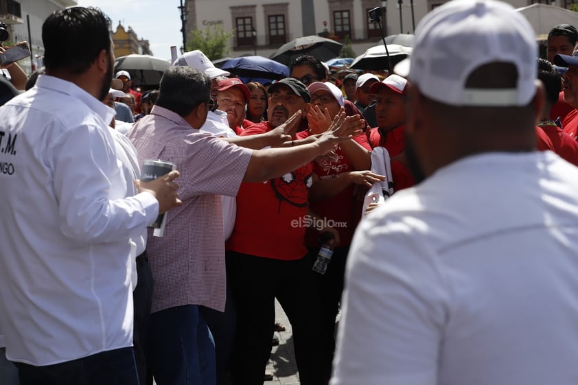 Realizan desfile para conmemorar el Día del Trabajo en Durango.