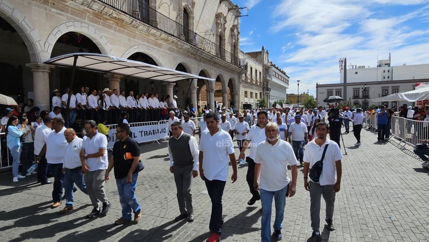 Realizan desfile para conmemorar el Día del Trabajo en Durango.