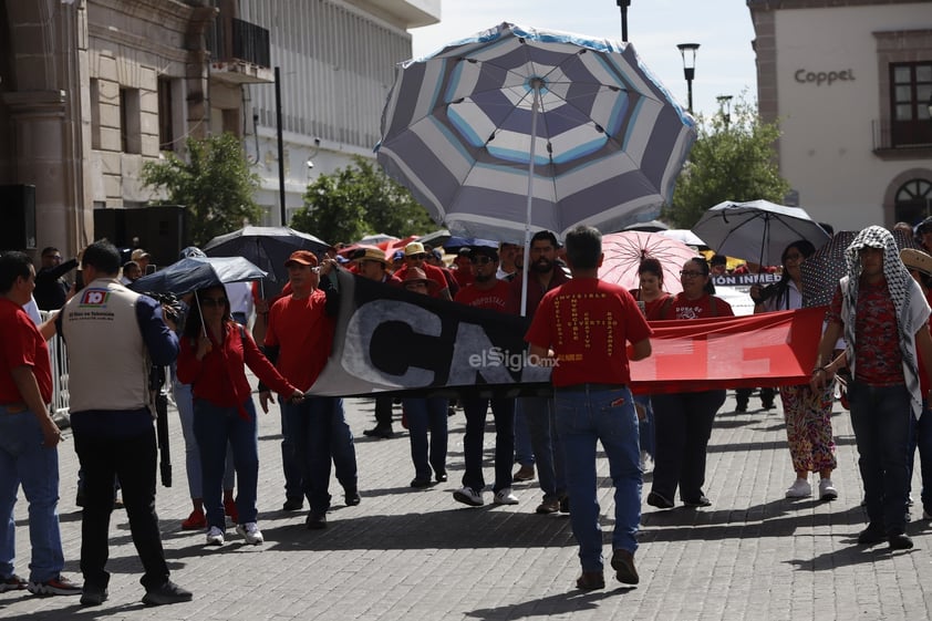 Realizan desfile para conmemorar el Día del Trabajo en Durango.