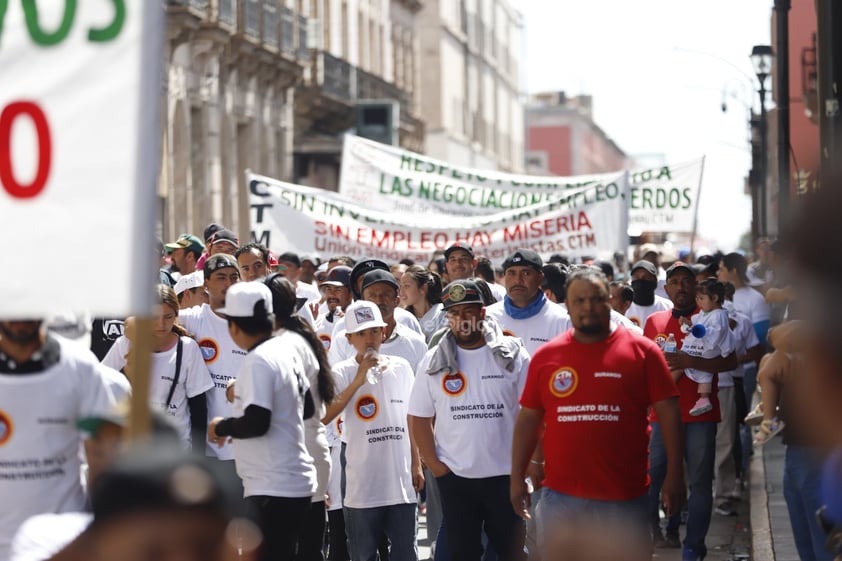 Realizan desfile para conmemorar el Día del Trabajo en Durango.