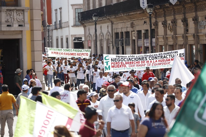 Realizan desfile para conmemorar el Día del Trabajo en Durango.