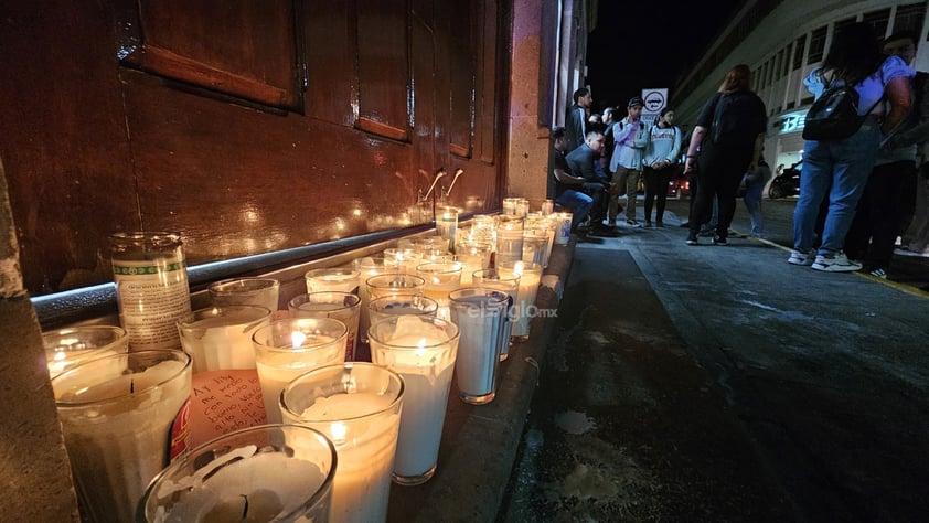 Tras la muerte violenta de una mujer dentro de las instalaciones de una tienda departamental ubicada en la calle 5 de Febrero y Constitución, la noche de este domingo, familiares, compañeros y amigos se reunieron para pedir justicia.