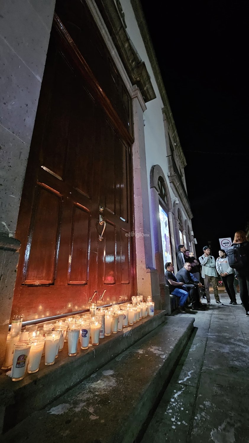 Tras la muerte violenta de una mujer dentro de las instalaciones de una tienda departamental ubicada en la calle 5 de Febrero y Constitución, la noche de este domingo, familiares, compañeros y amigos se reunieron para pedir justicia.