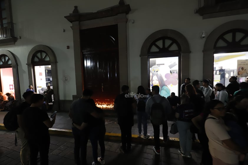 Tras la muerte violenta de una mujer dentro de las instalaciones de una tienda departamental ubicada en la calle 5 de Febrero y Constitución, la noche de este domingo, familiares, compañeros y amigos se reunieron para pedir justicia.