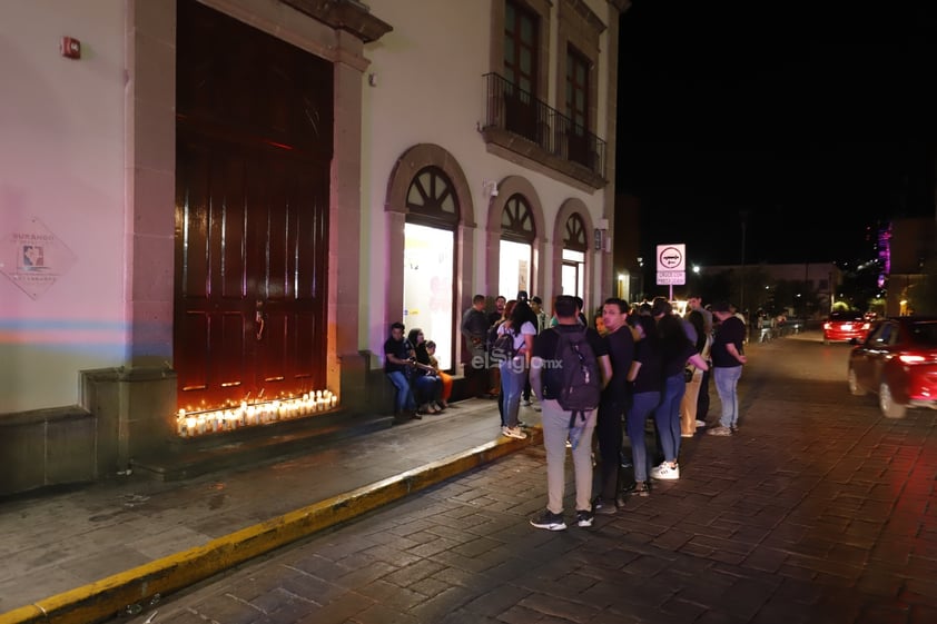 Tras la muerte violenta de una mujer dentro de las instalaciones de una tienda departamental ubicada en la calle 5 de Febrero y Constitución, la noche de este domingo, familiares, compañeros y amigos se reunieron para pedir justicia.