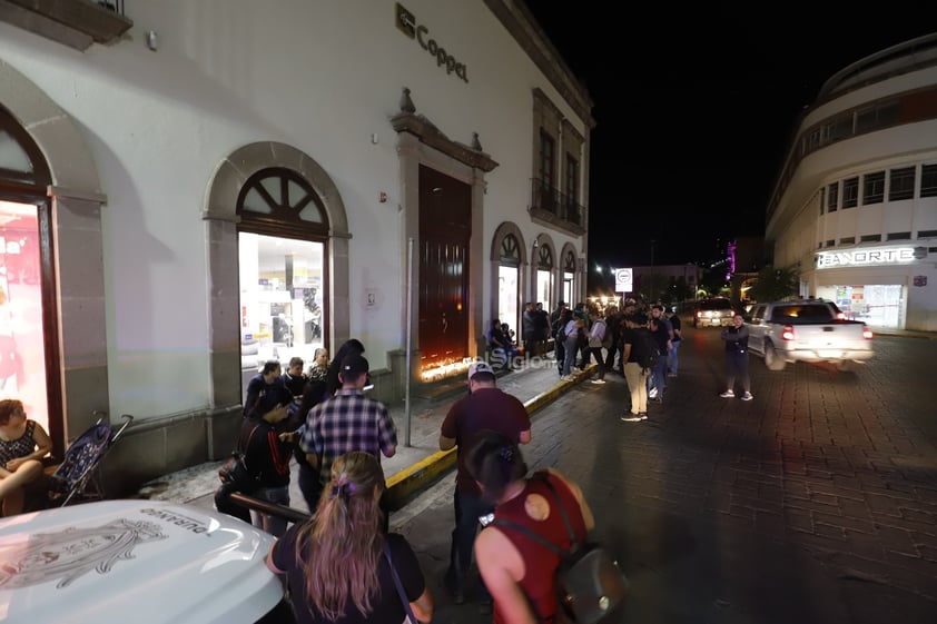 Tras la muerte violenta de una mujer dentro de las instalaciones de una tienda departamental ubicada en la calle 5 de Febrero y Constitución, la noche de este domingo, familiares, compañeros y amigos se reunieron para pedir justicia.