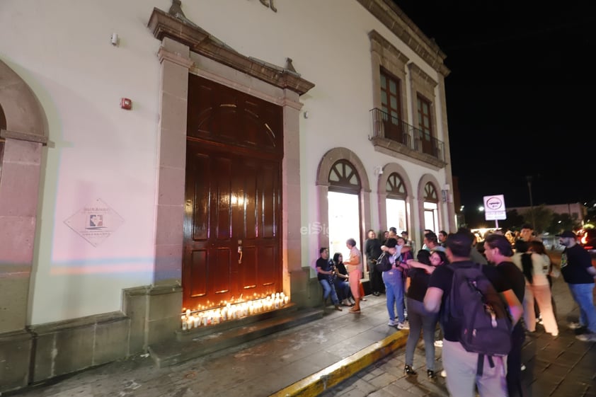 Tras la muerte violenta de una mujer dentro de las instalaciones de una tienda departamental ubicada en la calle 5 de Febrero y Constitución, la noche de este domingo, familiares, compañeros y amigos se reunieron para pedir justicia.