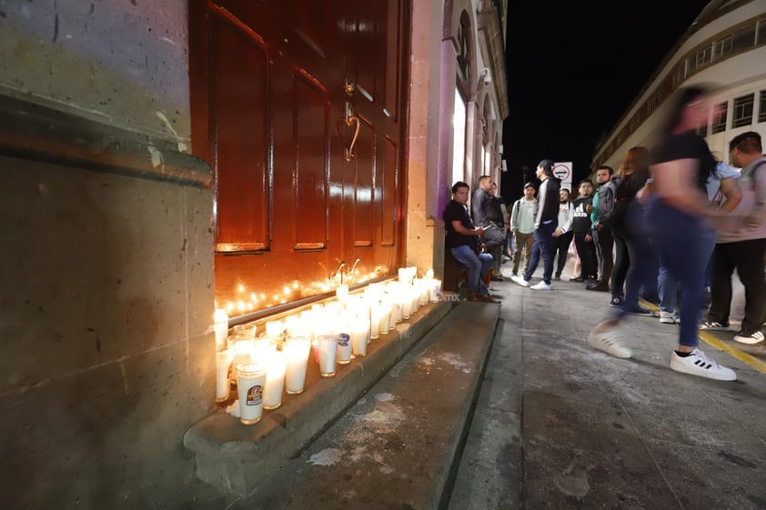 Tras la muerte violenta de una mujer dentro de las instalaciones de una tienda departamental ubicada en la calle 5 de Febrero y Constitución, la noche de este domingo, familiares, compañeros y amigos se reunieron para pedir justicia.