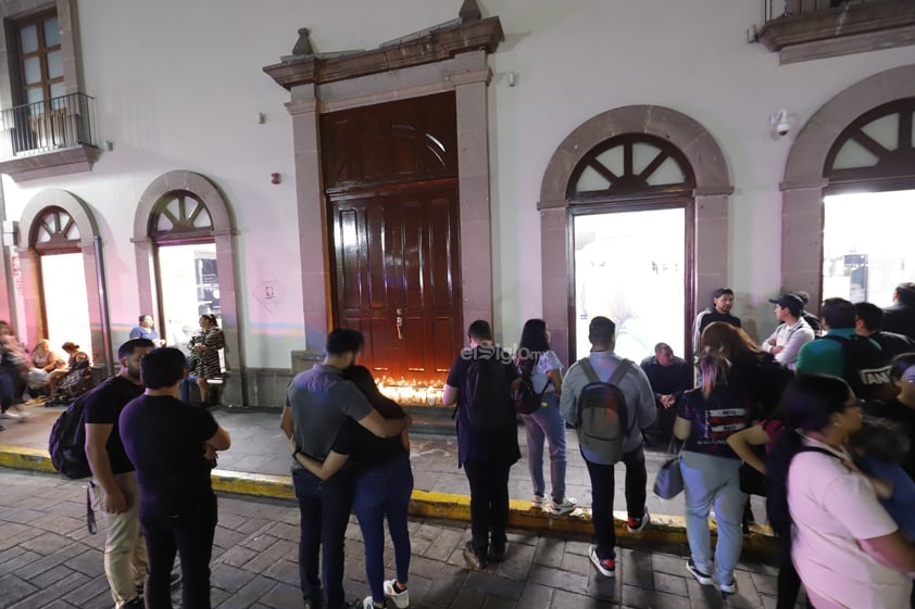 Tras la muerte violenta de una mujer dentro de las instalaciones de una tienda departamental ubicada en la calle 5 de Febrero y Constitución, la noche de este domingo, familiares, compañeros y amigos se reunieron para pedir justicia.