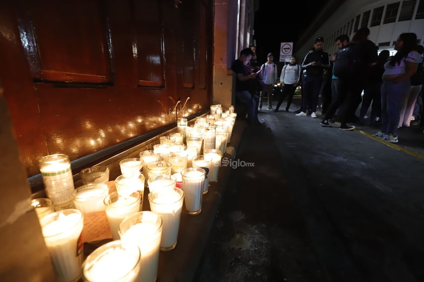 Tras la muerte violenta de una mujer dentro de las instalaciones de una tienda departamental ubicada en la calle 5 de Febrero y Constitución, la noche de este domingo, familiares, compañeros y amigos se reunieron para pedir justicia.