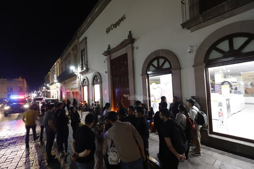 Tras la muerte violenta de una mujer dentro de las instalaciones de una tienda departamental ubicada en la calle 5 de Febrero y Constitución, la noche de este domingo, familiares, compañeros y amigos se reunieron para pedir justicia.