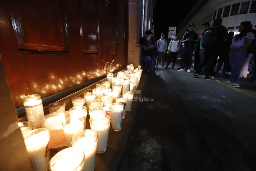 Tras la muerte violenta de una mujer dentro de las instalaciones de una tienda departamental ubicada en la calle 5 de Febrero y Constitución, la noche de este domingo, familiares, compañeros y amigos se reunieron para pedir justicia.