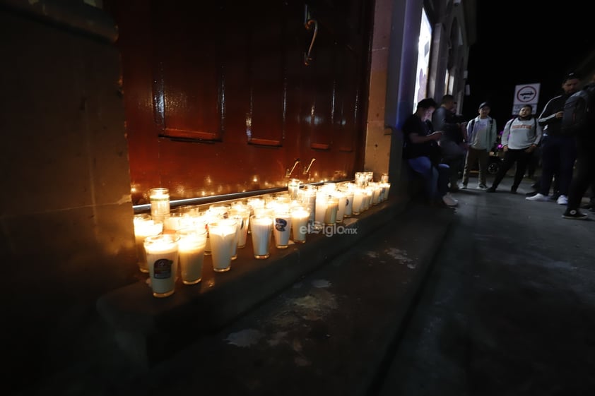 Tras la muerte violenta de una mujer dentro de las instalaciones de una tienda departamental ubicada en la calle 5 de Febrero y Constitución, la noche de este domingo, familiares, compañeros y amigos se reunieron para pedir justicia.