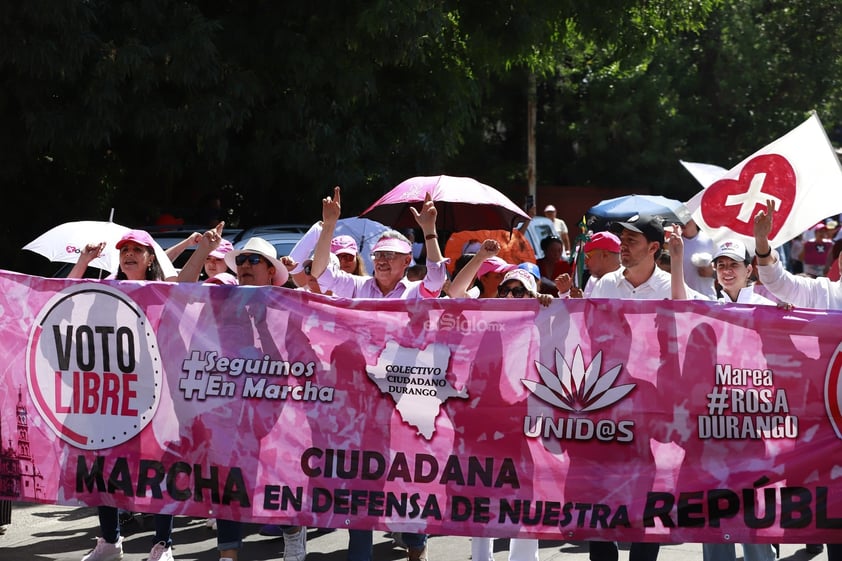 Marchan en Durango por la defensa de la República.