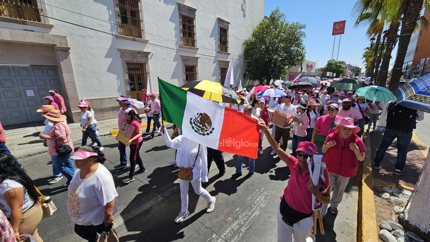 Marchan en Durango por la defensa de la República.