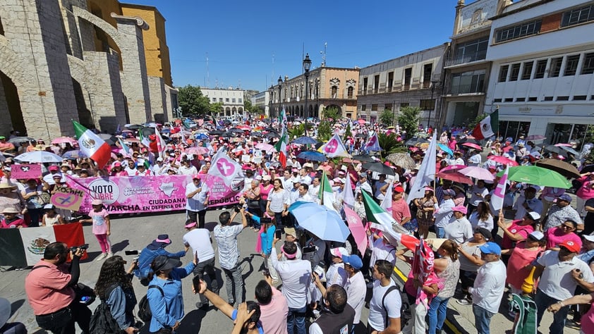 Marchan en Durango por la defensa de la República.