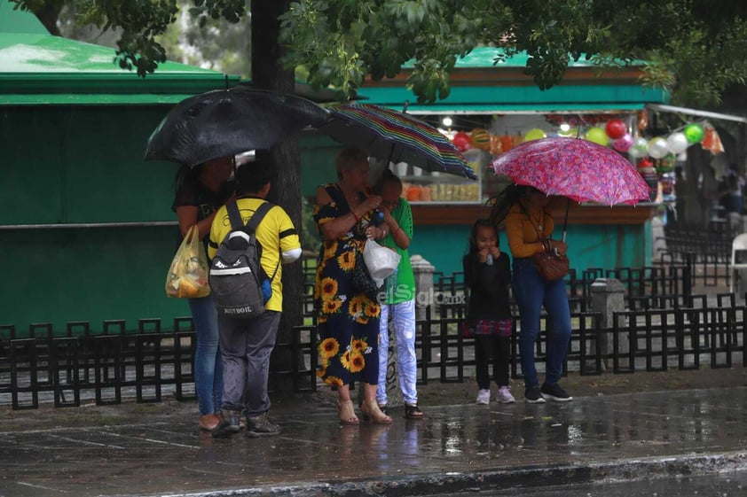 Los duranguenses, tras mucho tiempo de espera, han visto la vuelta de las lluvias a la capital del estado, cosa que ha alegrado a toda la población gracias a que con esto se espera que las intensas temperaturas calurosas se mitiguen un poco.