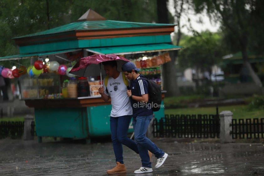 Los duranguenses, tras mucho tiempo de espera, han visto la vuelta de las lluvias a la capital del estado, cosa que ha alegrado a toda la población gracias a que con esto se espera que las intensas temperaturas calurosas se mitiguen un poco.