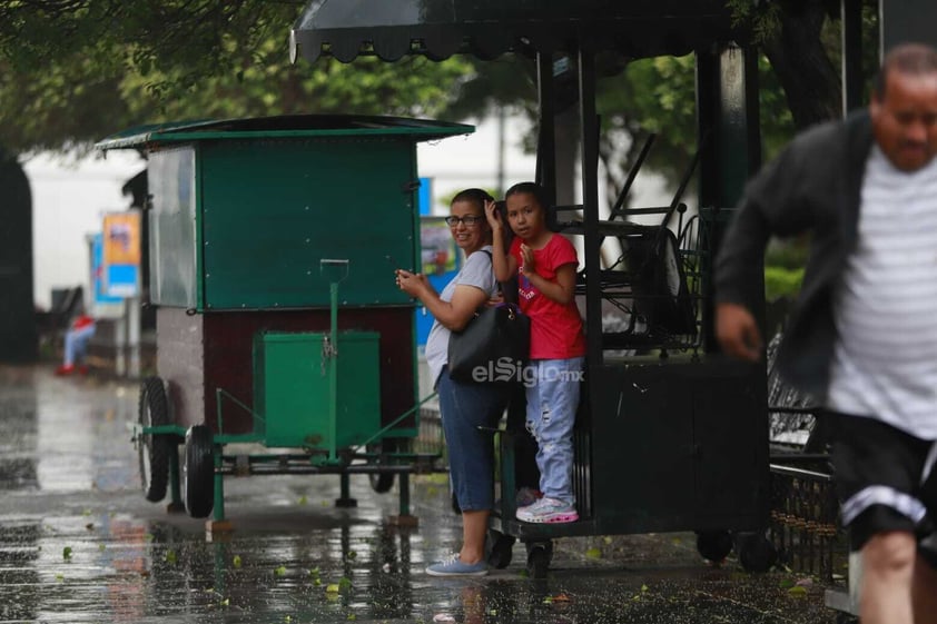 Los duranguenses, tras mucho tiempo de espera, han visto la vuelta de las lluvias a la capital del estado, cosa que ha alegrado a toda la población gracias a que con esto se espera que las intensas temperaturas calurosas se mitiguen un poco.