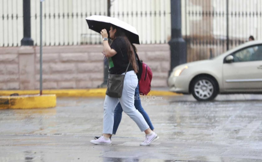 Los duranguenses, tras mucho tiempo de espera, han visto la vuelta de las lluvias a la capital del estado, cosa que ha alegrado a toda la población gracias a que con esto se espera que las intensas temperaturas calurosas se mitiguen un poco.