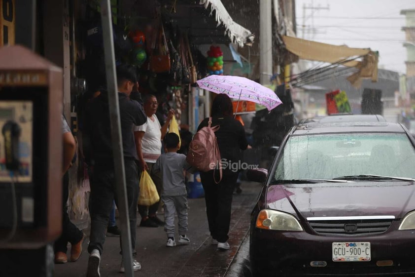 Los duranguenses, tras mucho tiempo de espera, han visto la vuelta de las lluvias a la capital del estado, cosa que ha alegrado a toda la población gracias a que con esto se espera que las intensas temperaturas calurosas se mitiguen un poco.