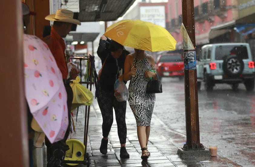 Los duranguenses, tras mucho tiempo de espera, han visto la vuelta de las lluvias a la capital del estado, cosa que ha alegrado a toda la población gracias a que con esto se espera que las intensas temperaturas calurosas se mitiguen un poco.