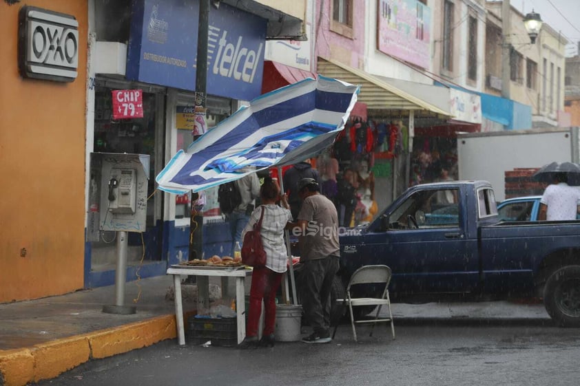 Los duranguenses, tras mucho tiempo de espera, han visto la vuelta de las lluvias a la capital del estado, cosa que ha alegrado a toda la población gracias a que con esto se espera que las intensas temperaturas calurosas se mitiguen un poco.