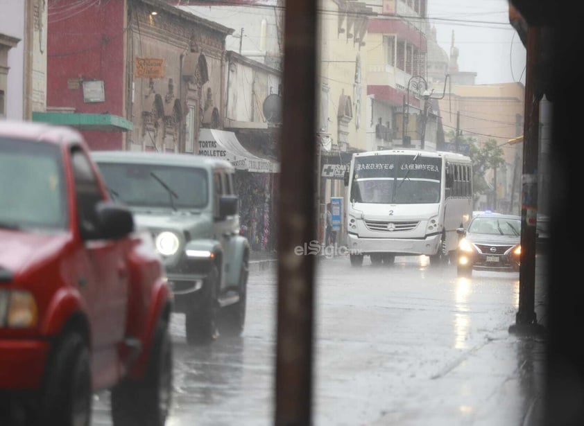 Los duranguenses, tras mucho tiempo de espera, han visto la vuelta de las lluvias a la capital del estado, cosa que ha alegrado a toda la población gracias a que con esto se espera que las intensas temperaturas calurosas se mitiguen un poco.