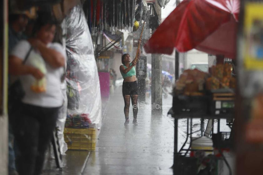 Los duranguenses, tras mucho tiempo de espera, han visto la vuelta de las lluvias a la capital del estado, cosa que ha alegrado a toda la población gracias a que con esto se espera que las intensas temperaturas calurosas se mitiguen un poco.