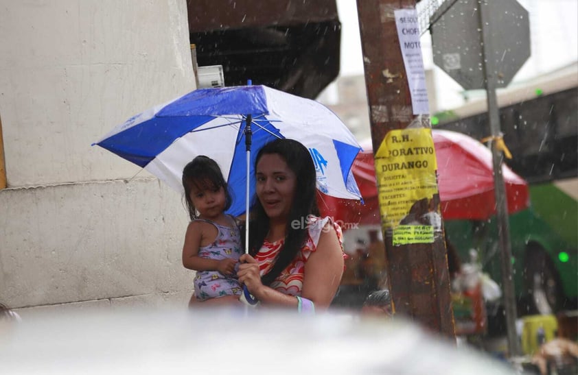 Los duranguenses, tras mucho tiempo de espera, han visto la vuelta de las lluvias a la capital del estado, cosa que ha alegrado a toda la población gracias a que con esto se espera que las intensas temperaturas calurosas se mitiguen un poco.