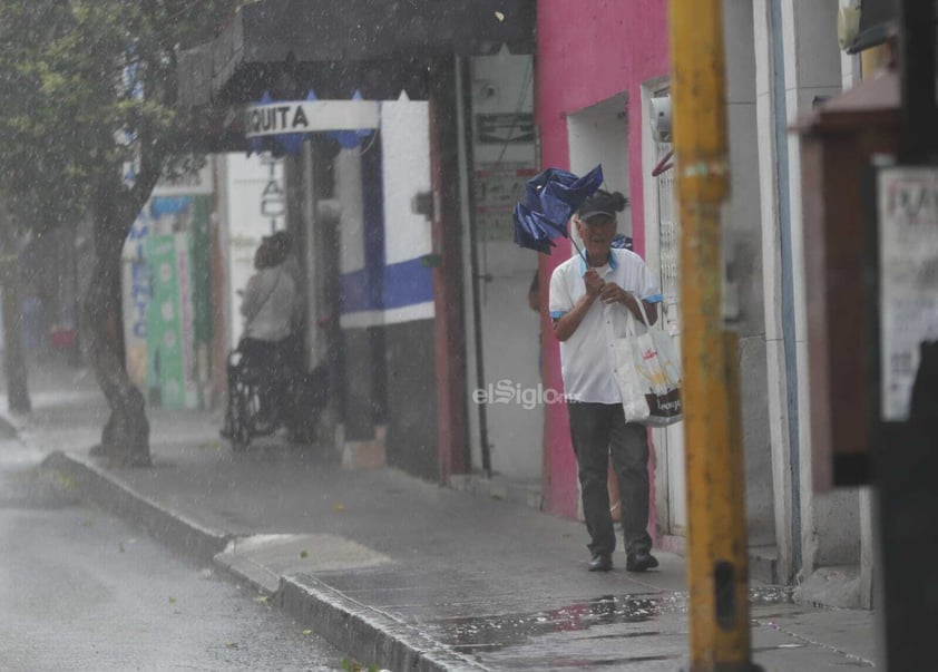 Los duranguenses, tras mucho tiempo de espera, han visto la vuelta de las lluvias a la capital del estado, cosa que ha alegrado a toda la población gracias a que con esto se espera que las intensas temperaturas calurosas se mitiguen un poco.