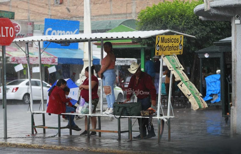 Los duranguenses, tras mucho tiempo de espera, han visto la vuelta de las lluvias a la capital del estado, cosa que ha alegrado a toda la población gracias a que con esto se espera que las intensas temperaturas calurosas se mitiguen un poco.