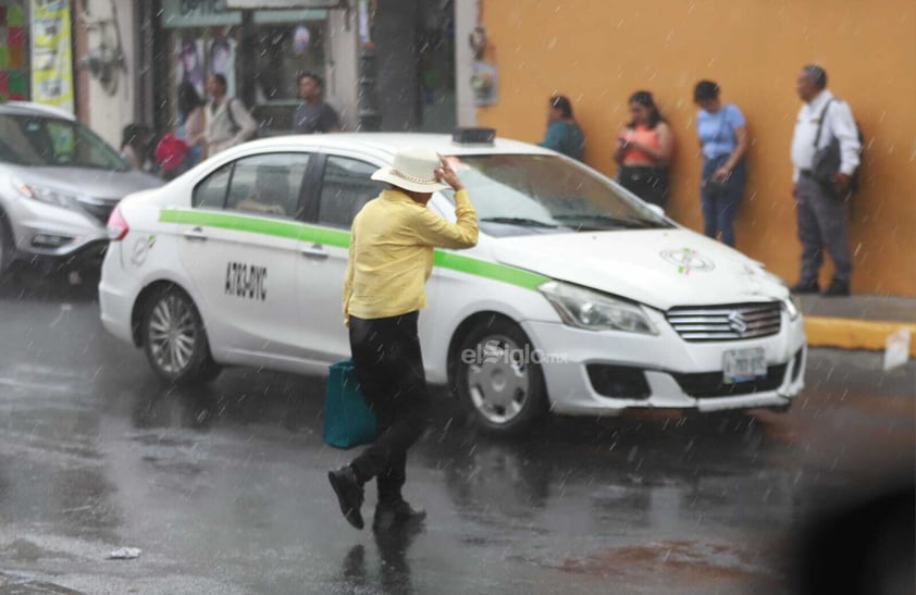 Los duranguenses, tras mucho tiempo de espera, han visto la vuelta de las lluvias a la capital del estado, cosa que ha alegrado a toda la población gracias a que con esto se espera que las intensas temperaturas calurosas se mitiguen un poco.