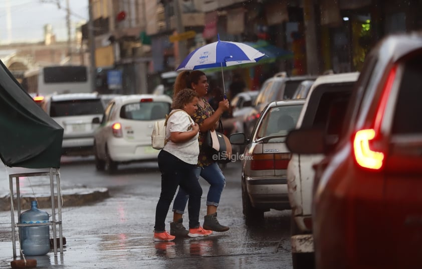 La lluvia sorprendió a los duranguenses esta tarde