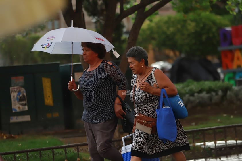 La lluvia sorprendió a los duranguenses esta tarde