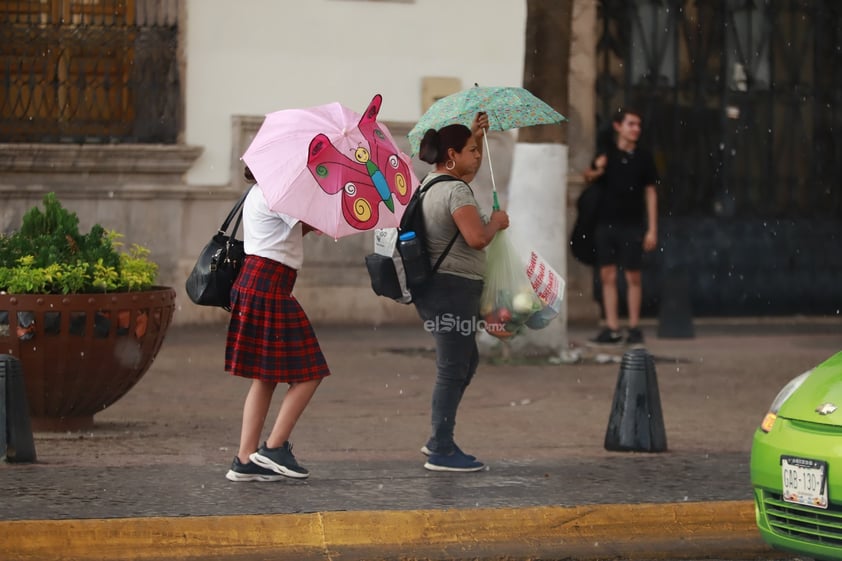 La lluvia sorprendió a los duranguenses esta tarde