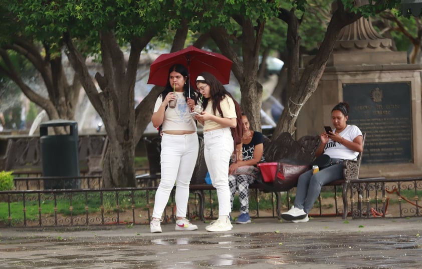 La lluvia sorprendió a los duranguenses esta tarde