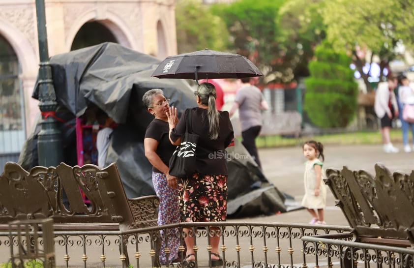 La lluvia sorprendió a los duranguenses esta tarde