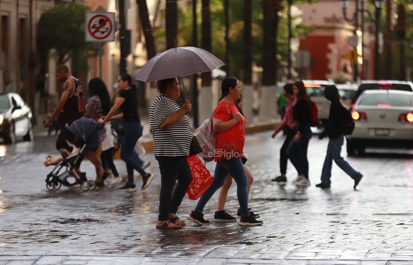 La lluvia sorprendió a los duranguenses esta tarde